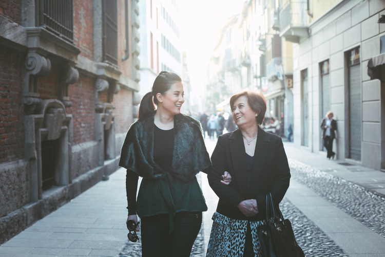 Madre e hija en Milán, por Paolla Colleoni