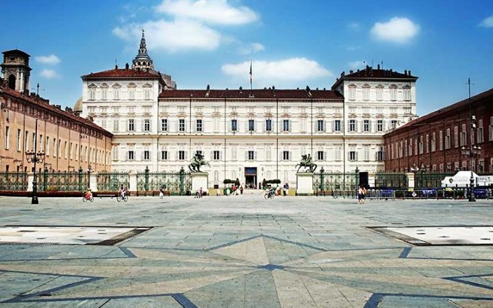 shutterstock_3632281-Piazza-Castello