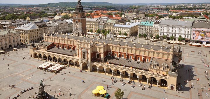 1024px-Sukiennice_and_Main_Market_Square_Krakow_Poland-720x340
