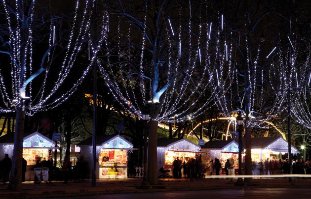 marche-de-noe%cc%88l-champs-elysees-nuit-2-630x405-otcp-amelie-dupont-i-167-15