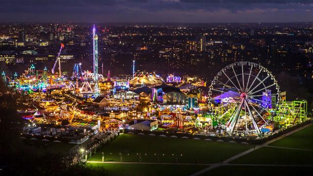 Winter Wonderland, dentro del Hyde Park de Londres, es uno de los markets navideños más impresionantes, con tiendecitas, atracciones y espectáculos varios. ¡Imperdible!
