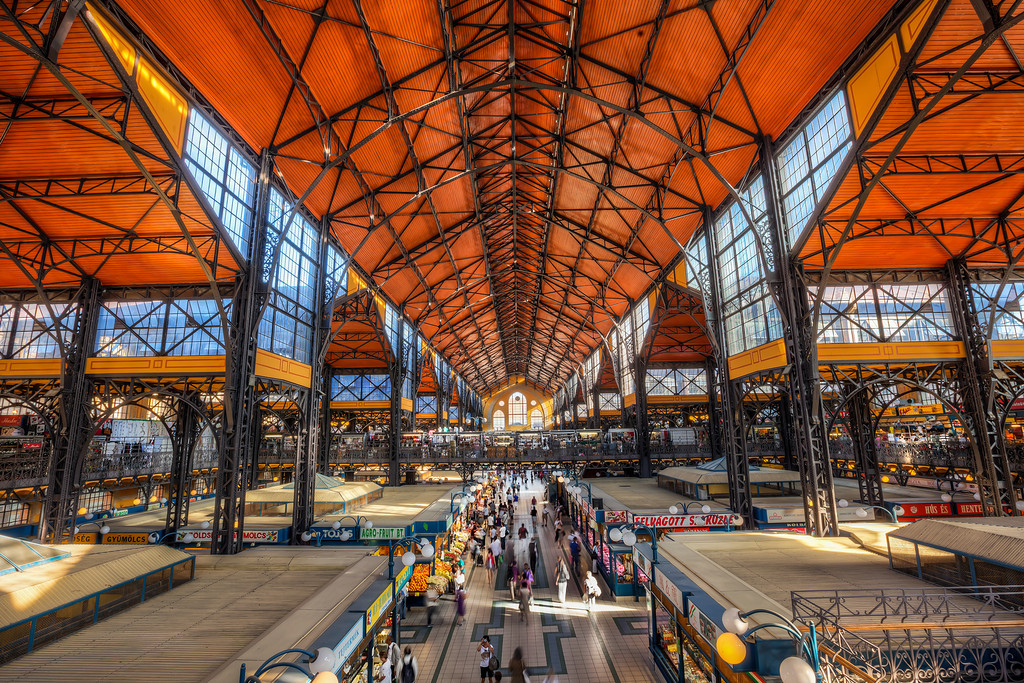 Otro de nuestros favoritos es el Mercado Central de Budapest. El piso inferior lo ocupan todo tipo de puestos de  venta de carne, pescado, fruta, verduras y demás, pero tu meta es el segundo piso, donde encontrarás una amplia selección de puestecitos con comida take-away con todas las delicias húngaras. También hay mesas para degustar del manjar cómodamente... Eso sí, quizás te tienes que pelear ;)