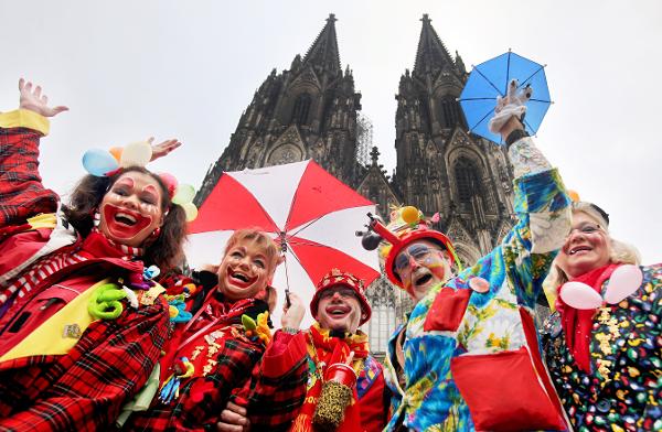 Karnevalisten feiern am Mittwoch (11.11.2009) in Köln vor dem Dom. Schlag 11 Uhr 11 hat in den rheinischen Karnevalshochburgen die fünfte Jahreszeit begonnen. Foto: Oliver Berg dpa/lnw +++(c) dpa - Report+++