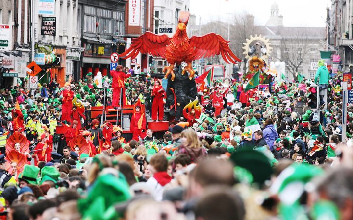 17/3/2011. ST PATRICKS DAY DUBLIN. Scenes from the Dublin St Patricks Day Parade, floats go by Dame St. Picture James Horan/Collins Photos