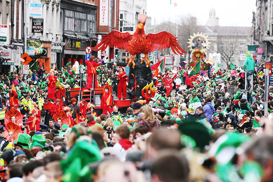 17/3/2011. ST PATRICKS DAY DUBLIN. Scenes from the Dublin St Patricks Day Parade, floats go by Dame St. Picture James Horan/Collins Photos