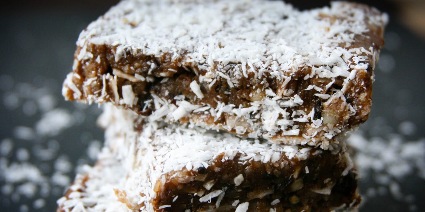 Aunque parezcan un poco más complejas, en realidad son tan fáciles de hacer como irresistibles. Bate los ingredientes y mézclalos hasta tener una mezcla compacta; luego, introdúcelos en el horno durante aproximadamente 30’ y finalmente espolvorea el coco por encima. Yummy!